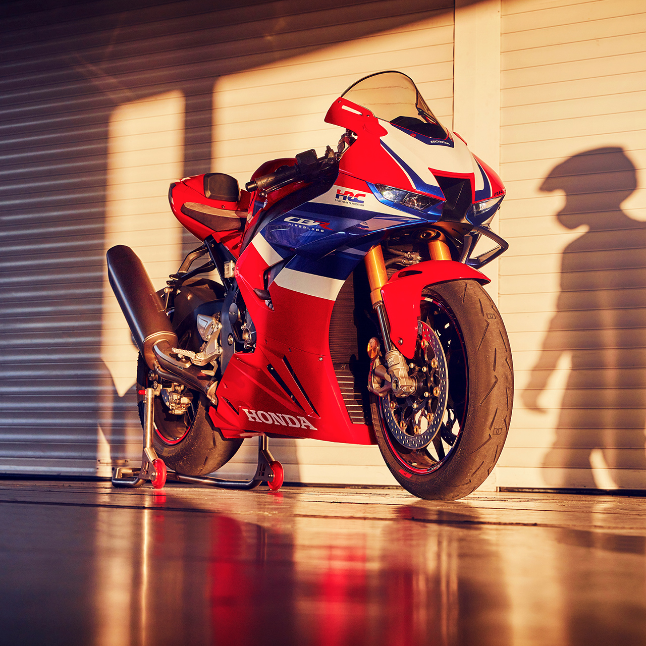 Honda CBR1000rr-r Fireblade garée dans un garage.