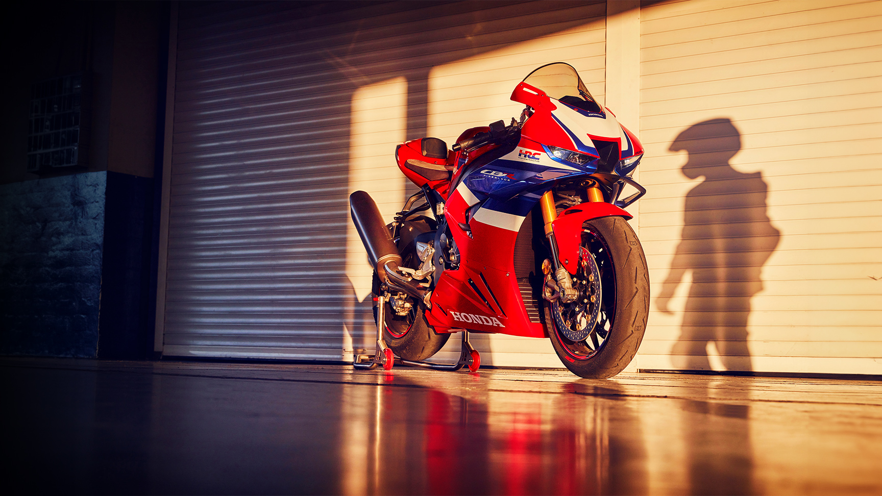 Honda CBR1000rr-r Fireblade garée dans un garage.