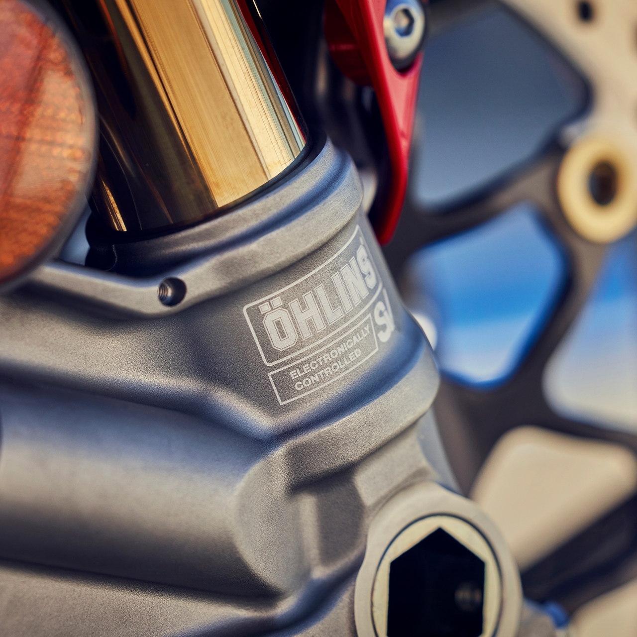 Gros plan sur les étriers de frein avant à quatre pistons Brembo Stylema R.
