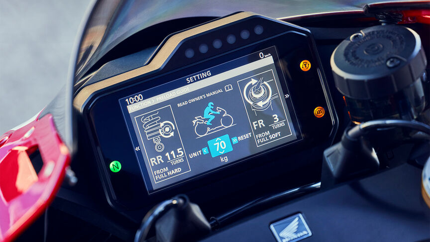 Gros plan sur l’écran TFT 5’’ pour la configuration du motard.