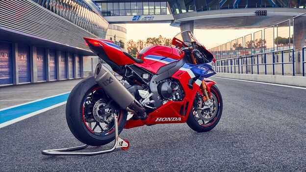 Gros plan sur la roue arrière de la Honda CBR1000RR-R Fireblade.
