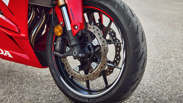 CBR500R Freins avant à deux disques avec étriers à montage radial