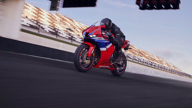 Cliché de la CBR600RR à l’arrêt vue de trois quarts avant.