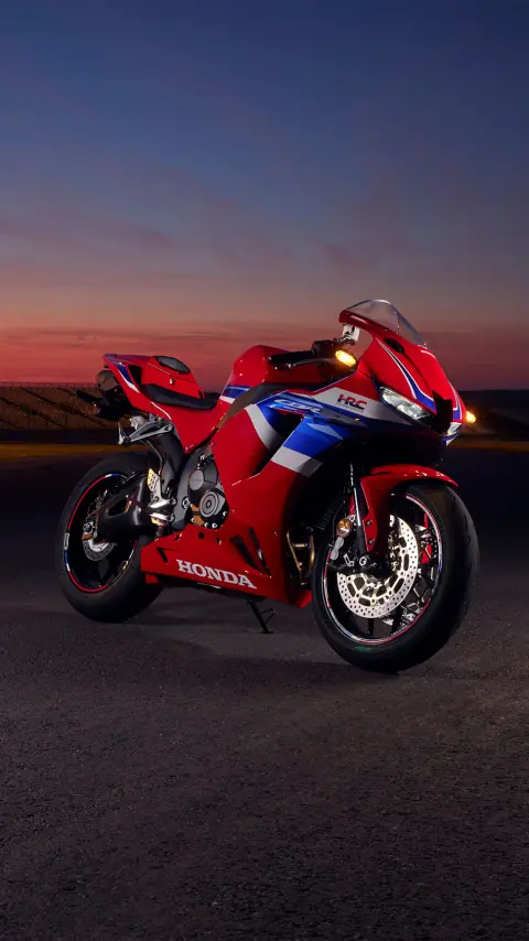 CBR600RR sur circuit en plein coucher de soleil.