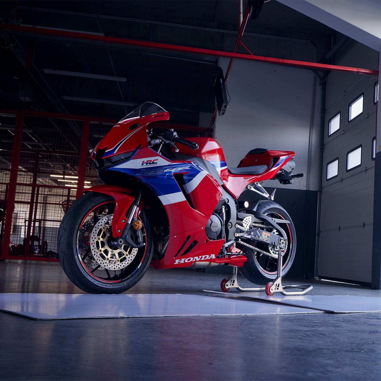 Vue de trois quarts avant de la CBR600RR à l’arrêt dans un garage.