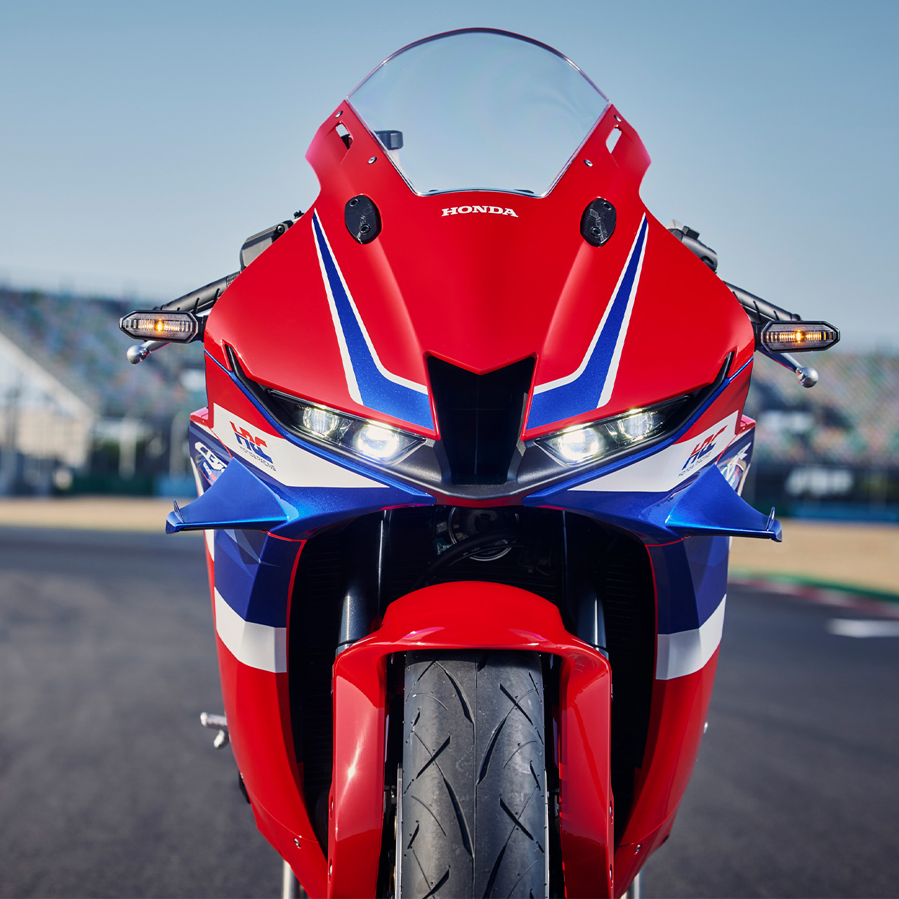 Gros plan sur le logo HRC de la CBR600RR.