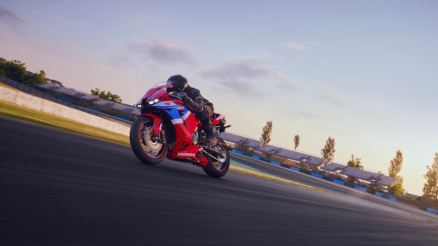 Cliché de la CBR600RR sur une piste de garage à l’arrêt.