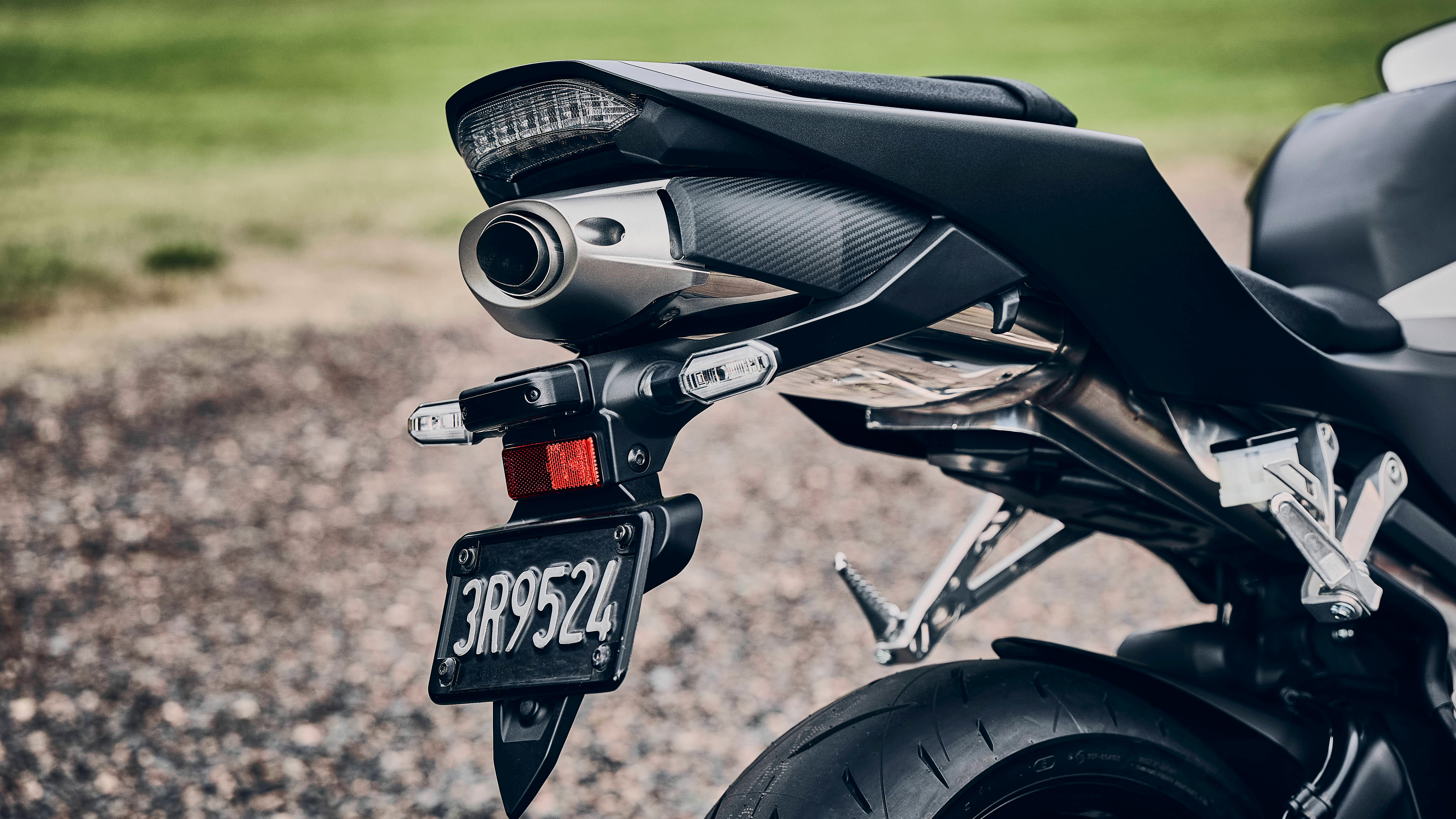 Gros plan sur un motard et le guidon de la CBR600RR.