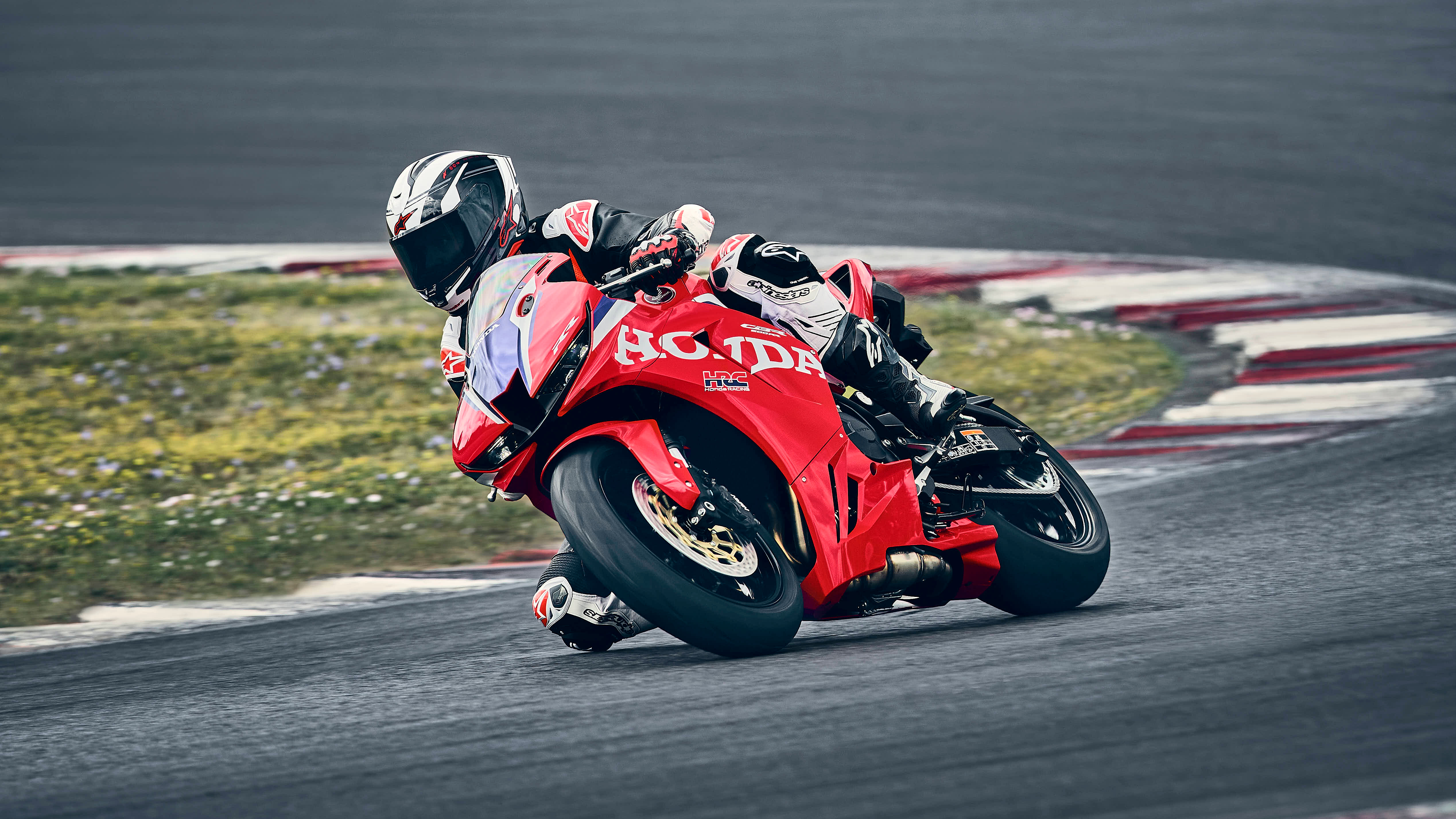 CBR600RR sur circuit en plein coucher de soleil.