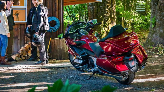 Honda Gold Wing garée en zone rurale.