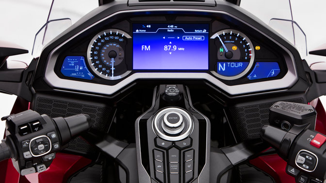 Gros plan du tableau de bord de la Honda Gold Wing.