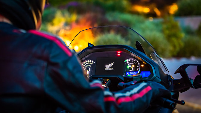 Gros plan du tableau de bord de la Honda Gold Wing.