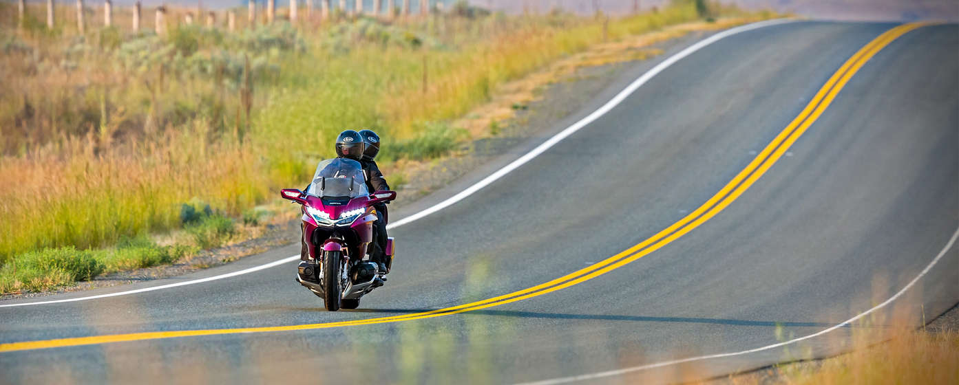 Pilote et passager sur une Honda Goldwing.