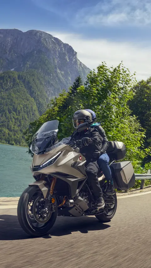 NT1100 vue avant ¾ dynamique avec passager