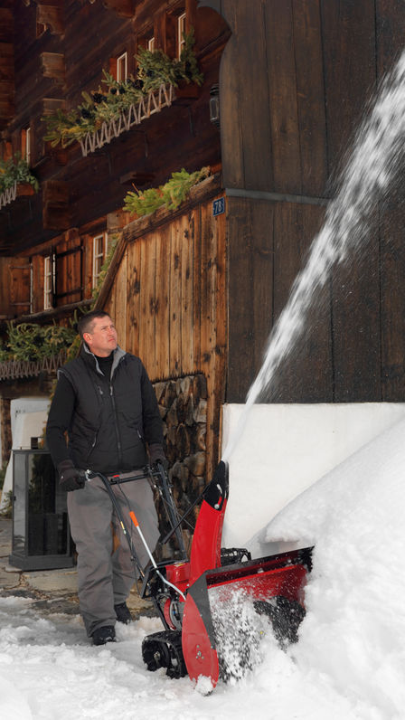 S&eacute;rie 6, utilis&eacute;e par un d&eacute;monstrateur, dans un jardin.