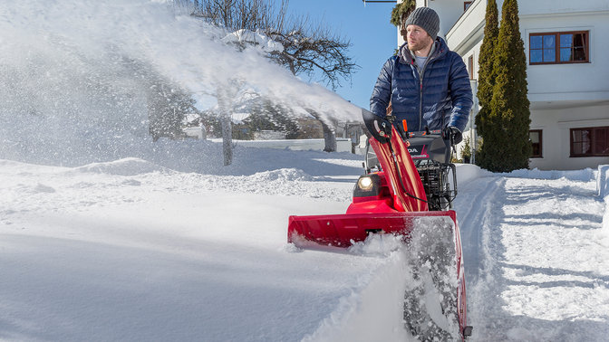 Le modèle Série 9 utilisé par un démonstrateur, dans la neige.