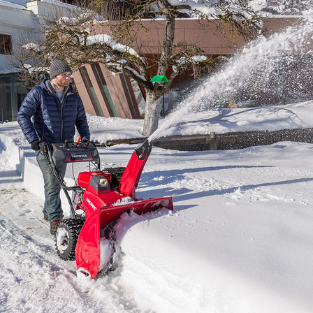 Le modèle Série 9 utilisé par un démonstrateur, dans la neige.