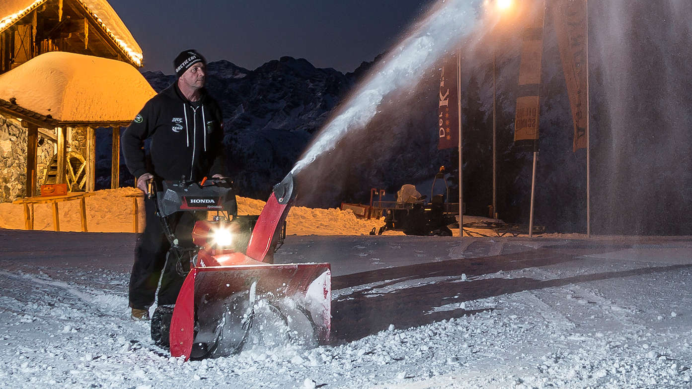 Gauche : Série 9, utilisée par un démonstrateur, en montagne Droite : gros plan sur la la lumière