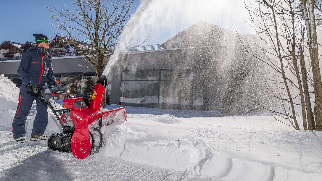 Le modèle Série 9 utilisé par un démonstrateur, dans la neige.