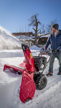 Le modèle Série 9 utilisé par un démonstrateur, dans la neige.