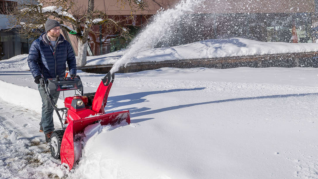 S&eacute;rie 9, utilis&eacute;e par un d&eacute;monstrateur, sur un toit
