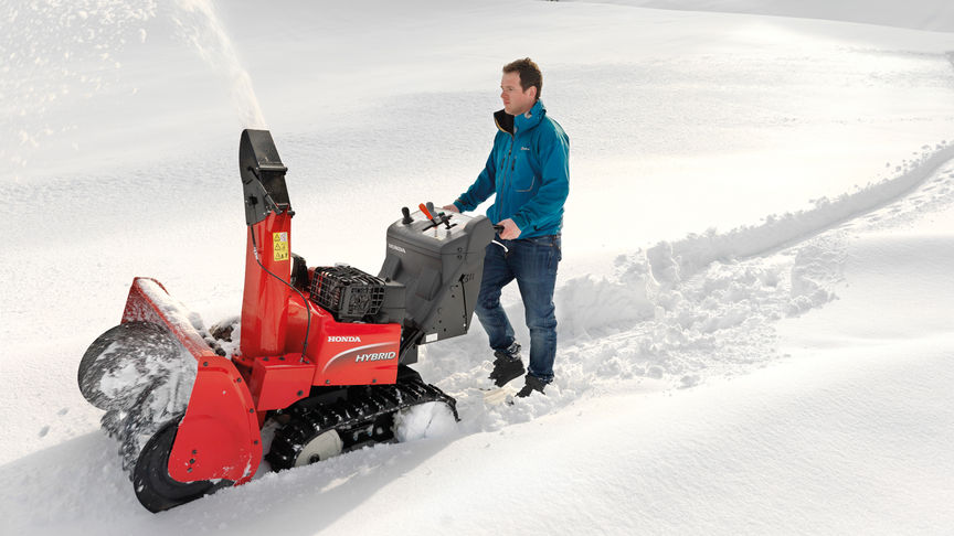 Modèle hybride, utilisé par un démonstrateur, dans la neige.