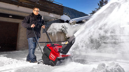 Fraise à simple étage, utilisée par un démonstrateur, dans la neige