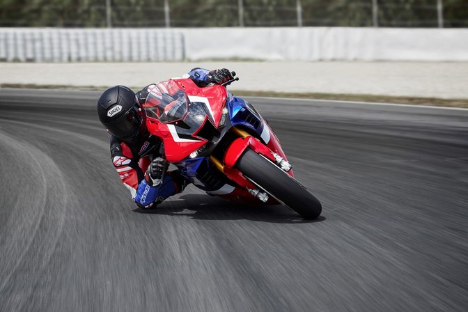 Honda CBR1000RR-R SP sur circuit.