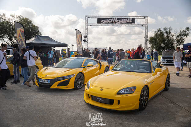 Une Honda NSX et une S2000 jaunes en exposition au Honda Euro Meet 2024, avec des passants autour