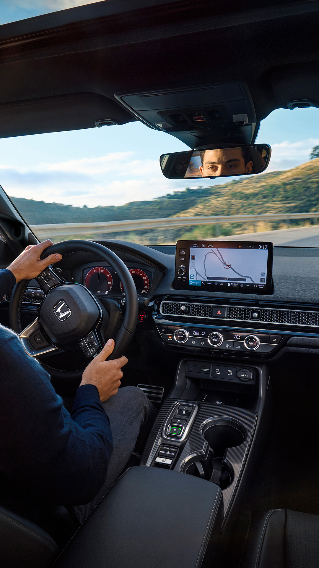 Vue de l'intérieur de la Civic avec un homme au volant