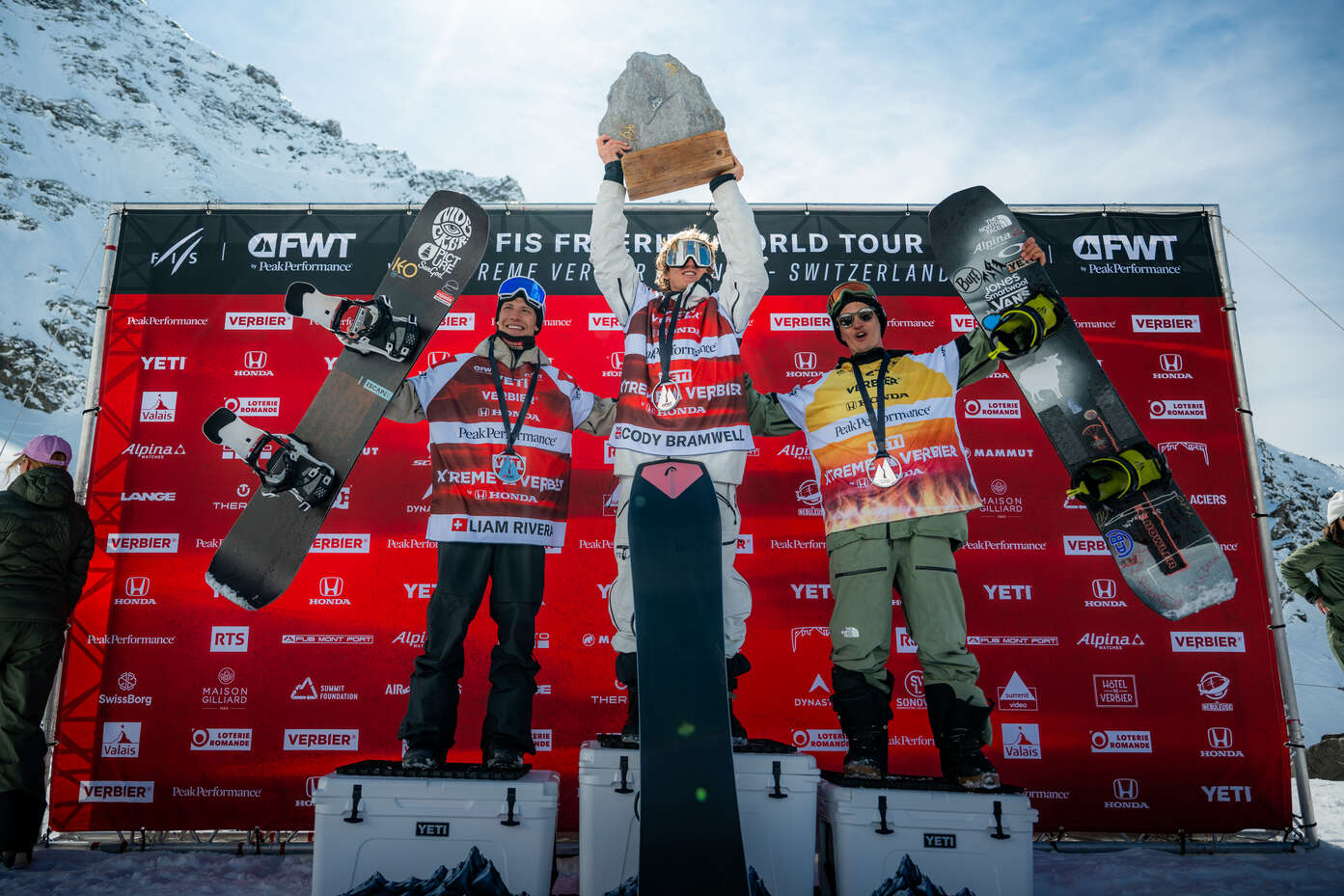 3 snowboardeurs célèbrent leur podium à l'Xtreme Verbier by Honda