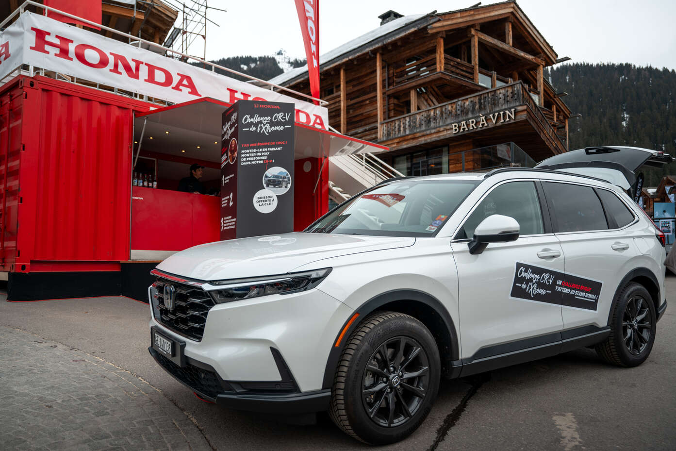 Stand Honda sur la rue de Médran à Verbier avec le CR-V hybride en 1er plan