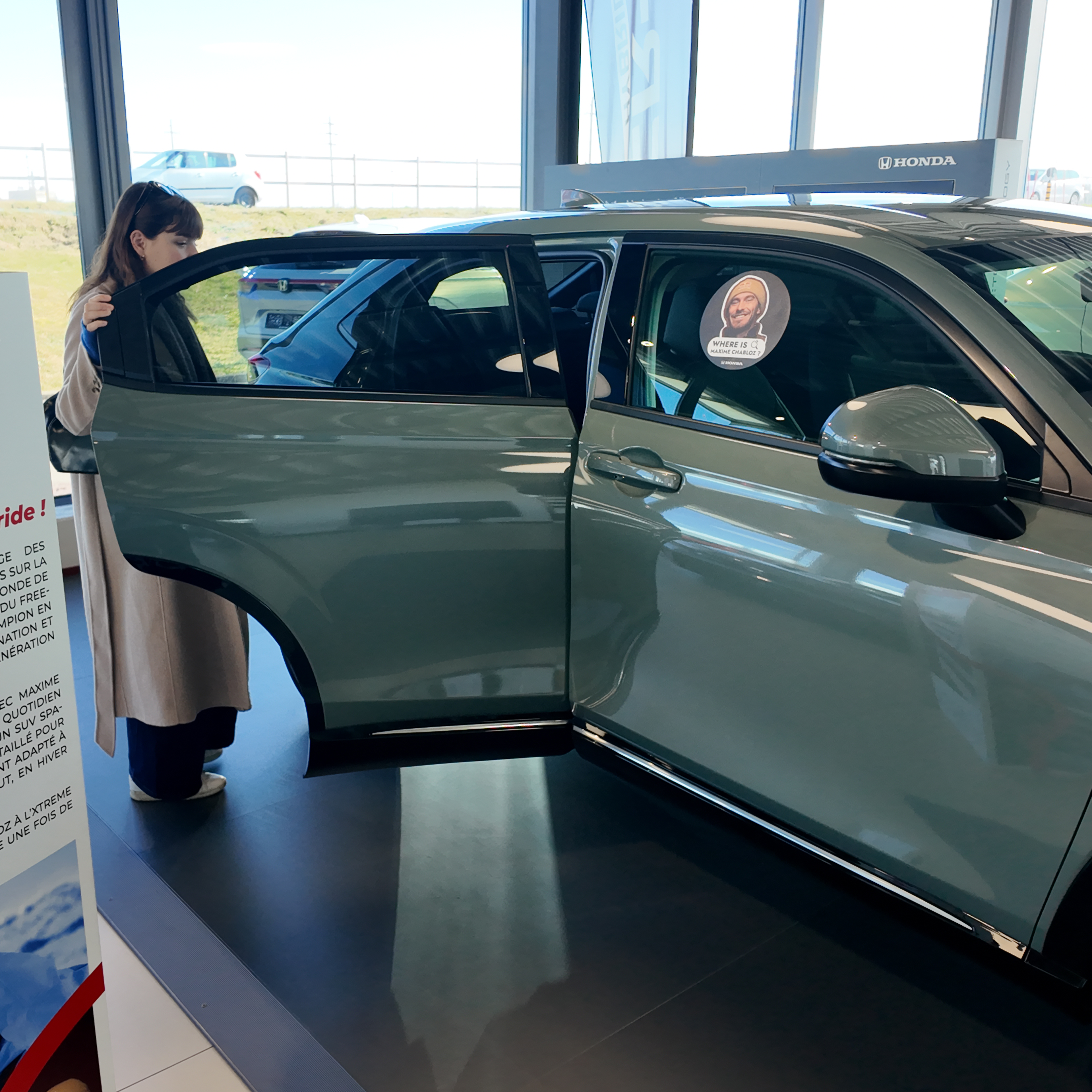 Honda HR-V en concession avec un sticker "Where is Maxime"