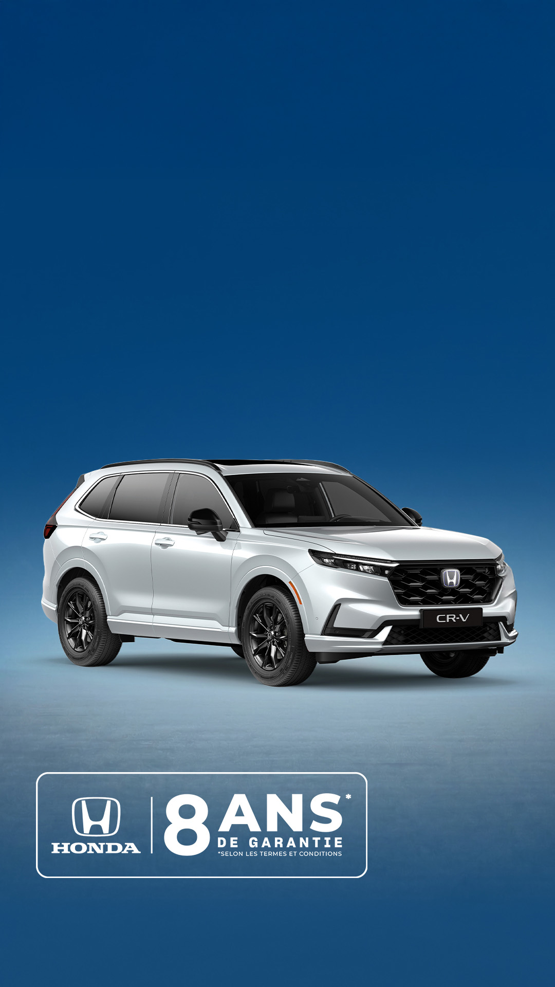 Honda CR-V Plug-in hybride blanc vue de trois quart sur fond bleu dégradé