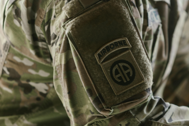 Zoom sur l'uniforme militaire d'un soldat suisse