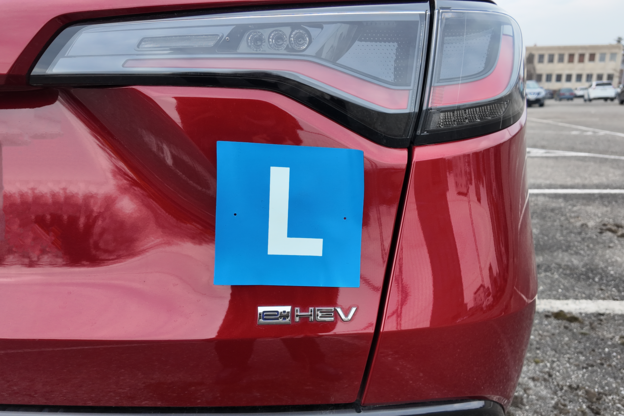 Sign L à l'arrière d'une voiture Honda