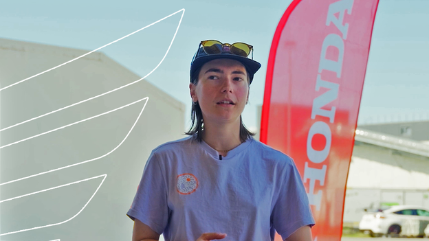 Mannequin conduisant une moto sur une route en montagne.