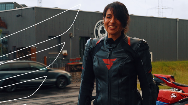 Mannequin sur une moto circulant sur piste de course.