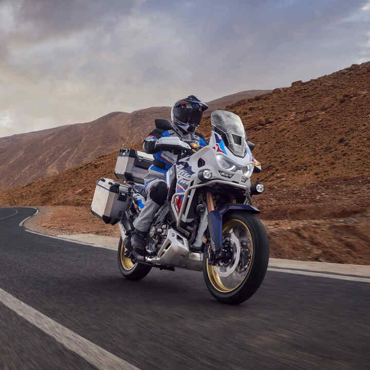 Un homme sur une Honda Africa Twin en tout-terrain