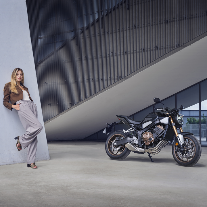 Mannequin circulant en moto en montagne.