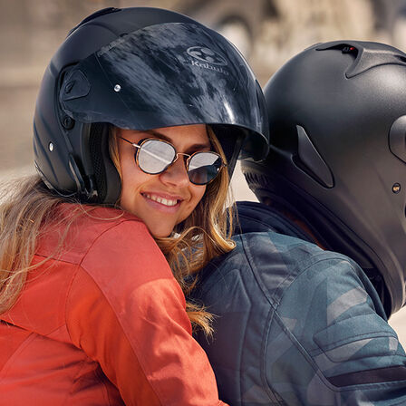 ADV350 femme casque et lunette soleil