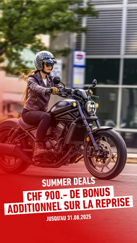 Trois Honda CMX1100 Rebel devant un bâtiment.