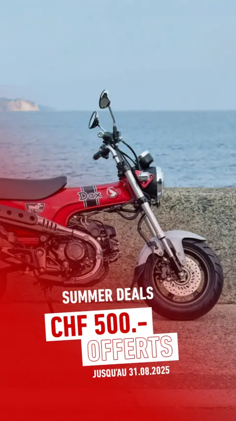 Cliché d'un Dax 125 à l'arrêt avec motard et passager 