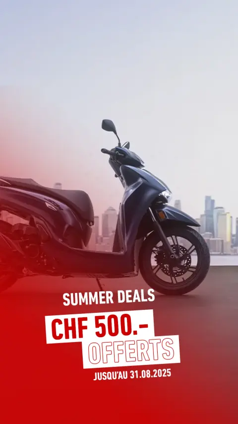 Femme debout à côté d'une Honda SH350i en ville.