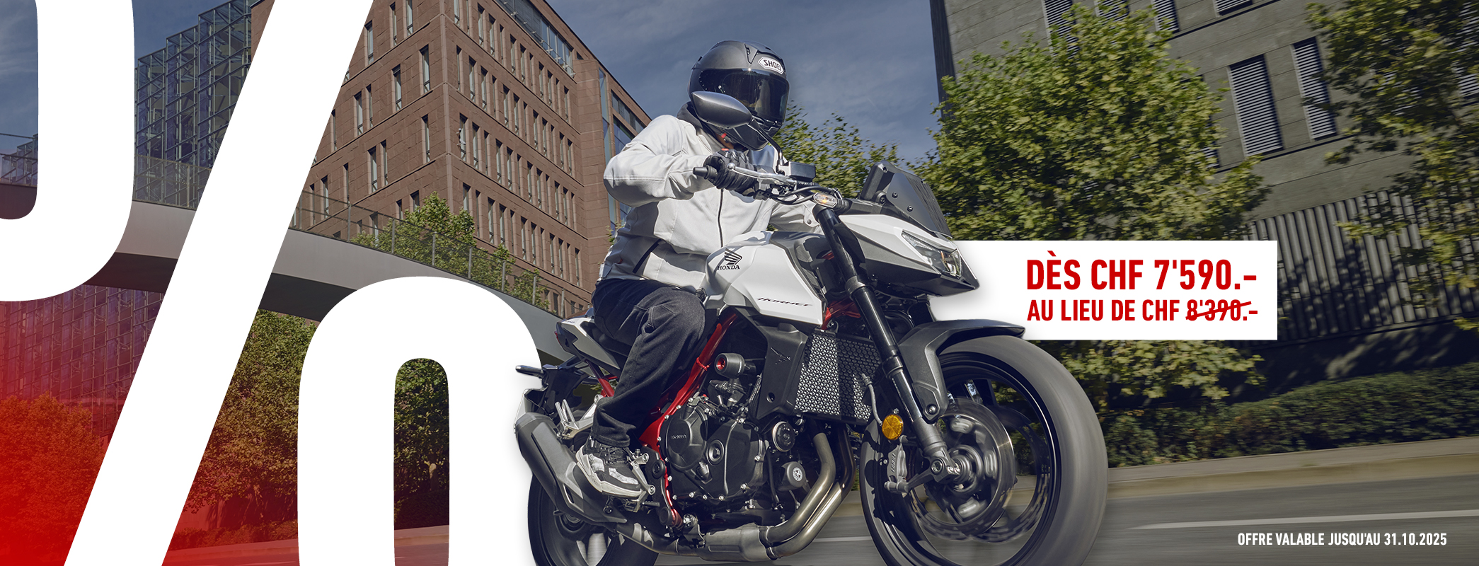 motard roulant sur une hornet750 blanche avec promo et % en arrière plan