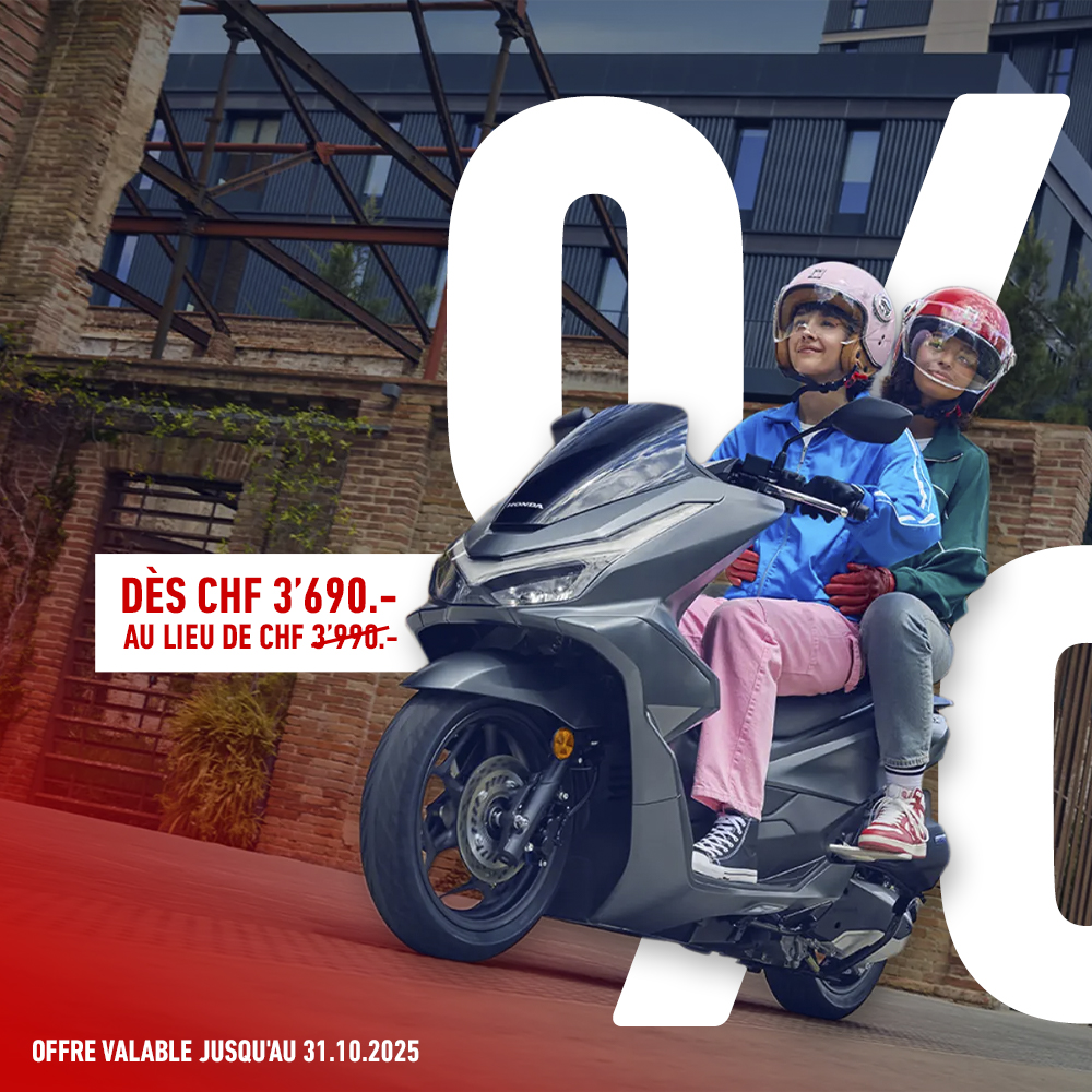 PCX avec deux filles dessus et promo et % en arrière plan