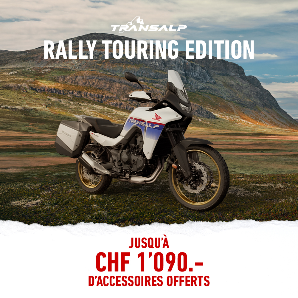 motard roulant sur une hornet750 blanche avec promo et % en arrière plan