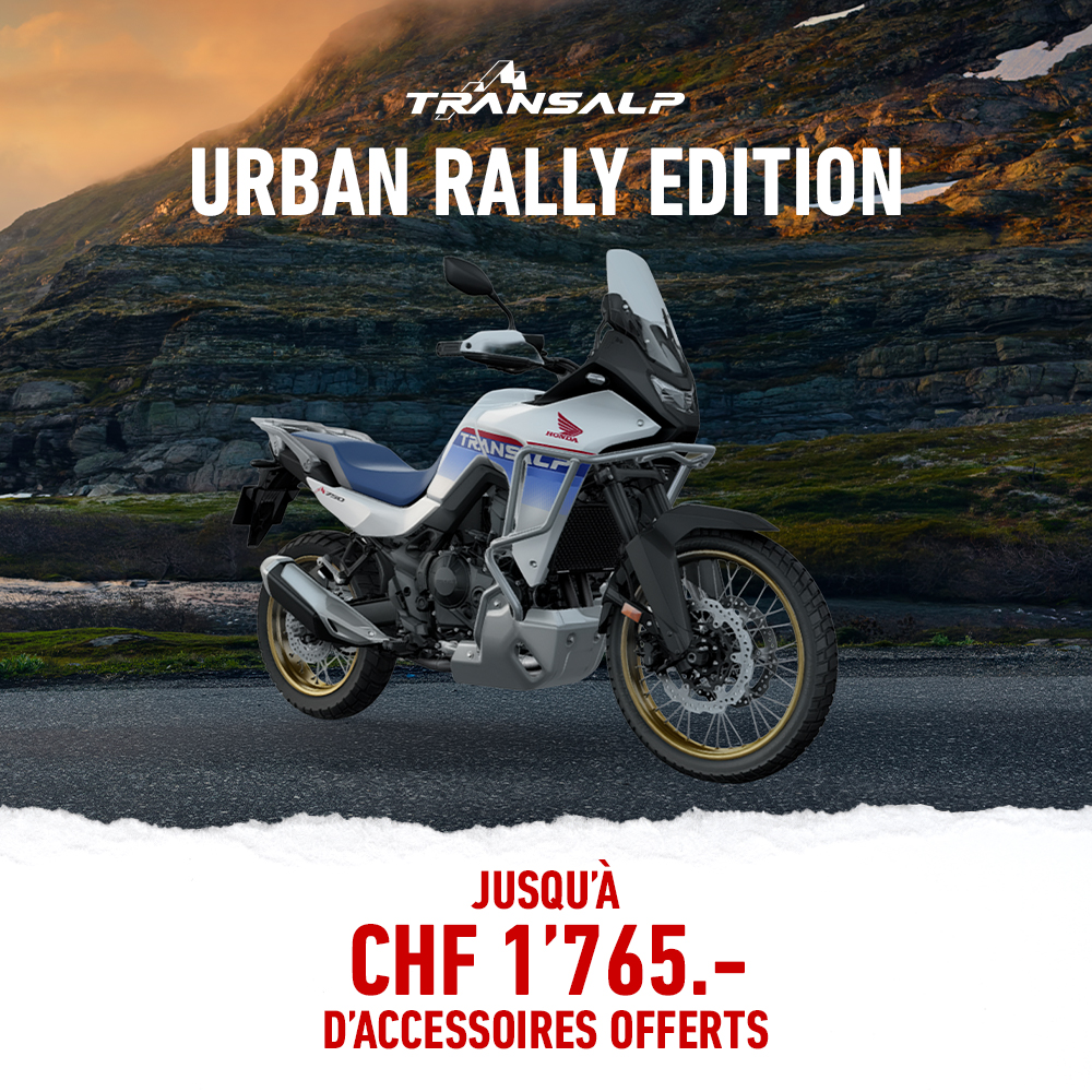 motard roulant sur une hornet750 blanche avec promo et % en arrière plan