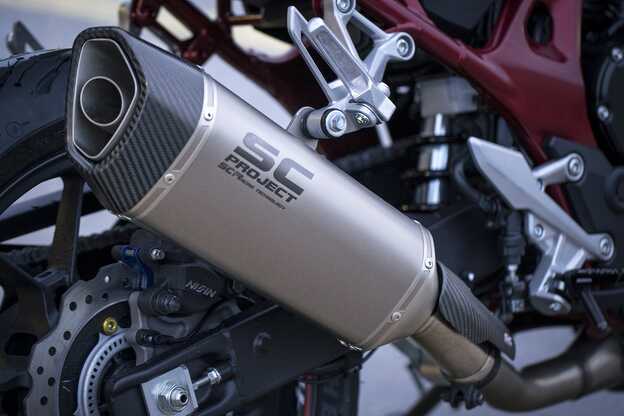 La Honda CB750 Hornet fait appel à des technologies avancées pour offrir le comportement le plus excitant possible.