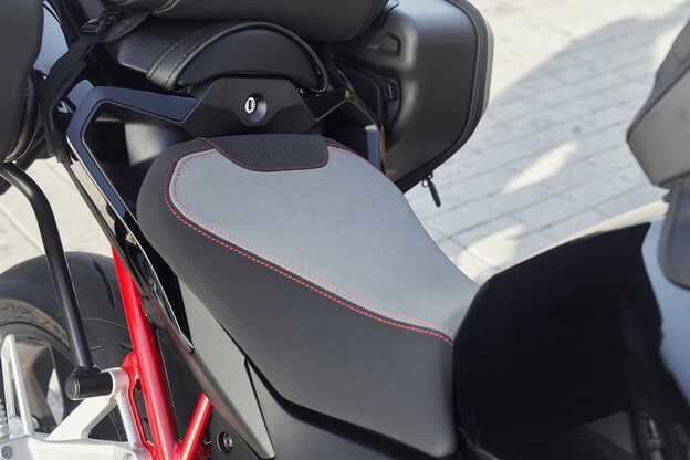 Selle pilote bicolore